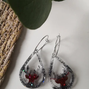 Örhängen till jul - Handgjorda örhängen i resin. 3,5 cm (utan ringen) 129:- /paret (inkl frakt) 200:- 2 par (inkl frakt) obs! Finns endast de 6 paren på bilderna. 