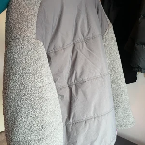 Jacka  - Jätte mysig ish päls jacka med fodring. Den är varm och lite oversized skulle jag säga. Passar till typ alla och en as snygg färg. Använd typ 2 gånger och i väldigt bra skick. Kommer inte till användning då jag har fööör mycker jackor! 🪐🪐