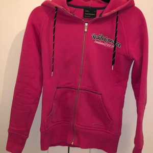 Tjocktröja  - Säljer min Tjocktröja från peak performance. Den är i jätte bra skick men säljer den nu för jag inte passar den längre. Storlek xs