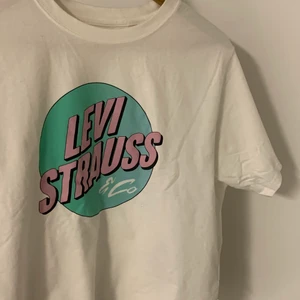 Oversize Levis T-shirt med tryck strl XS - Oversize T-Shirt från Levis, använd fåtal gånger 🤲🏻