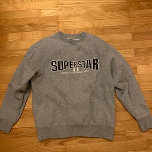 Sweatshirt  - Grå sweatshirt med tryck på.