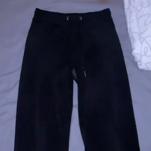 Gina byxro svarta aldrig andvönt  - Dom är mjuka det är velor byxro och sköna att ha när man ska ut nånstans eller i skolan / jobb 