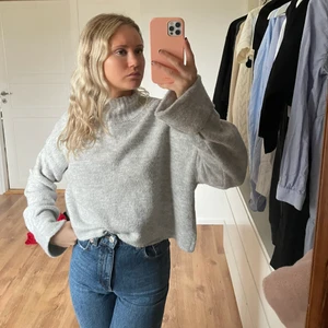 Grå stickad tröja - Grå stickad tröja från ginatricot. Använd fåtal gånger. Perfekt nu till vintern men även supermysig och fin till sommarkvällar! 