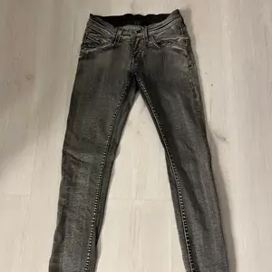 Lågmidjade jeans i den snyggaste gråa färgen, sitter perfekt för folk som har storlek 32/34💗💗