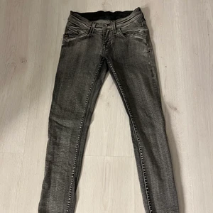Gråa lågmidjade jeans😍 - Lågmidjade jeans i den snyggaste gråa färgen, sitter perfekt för folk som har storlek 32/34💗💗