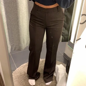 Bruna kostymbyxor  - Extremt fina kostymbyxor som jag älskar men köpte nya i en mindre storlek som satt lite mer som jag ville. Dom är i st 36 men passar mindre och större storlekar skulle jag säga använda 4-5 gånger. Bud på 600 just nu!