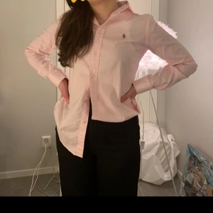 Ralph lauren  - Helt ny Ralph lauren skjorta som aldrig är använd. Köpt på NK för ca 900kr. Storleken är M men den är ganska liten i storleken så passar mig jätte bra som är S. Passar både till vardags men även lite finare tillfällen!