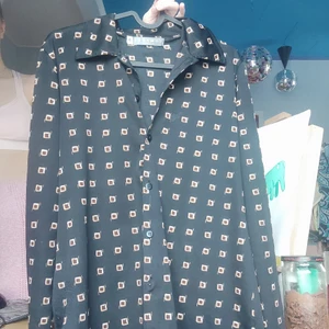 Häftig skjorta - Min bästa finaste mjukaste skjorta behöver nytt hem! I jättebra skick . Xs-m håller formen och måste inte strykas hela tin