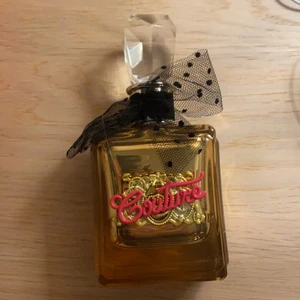 Juicy couture gold couture - Säljer denna 100ml juicy couture parfym för jag har för många. Original pris 1000kr. Har bara provat några sprut så skulle säga att åtminstone 95% av parfymen finns kvar