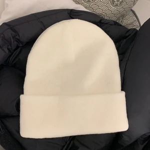 Krämvit mössa - Fin mössa från Shein i krämvit färg, tyvärr alldeles för liten på mig då den var väldigt liten i storlek. Passar bättre på barn. Helt ny och oanvänd ☁️🤍 Välj mellan frakt 45kr och spårbar frakt 66kr. På sista bilden ser man jämförelse med en ”normalstor” mössa. 