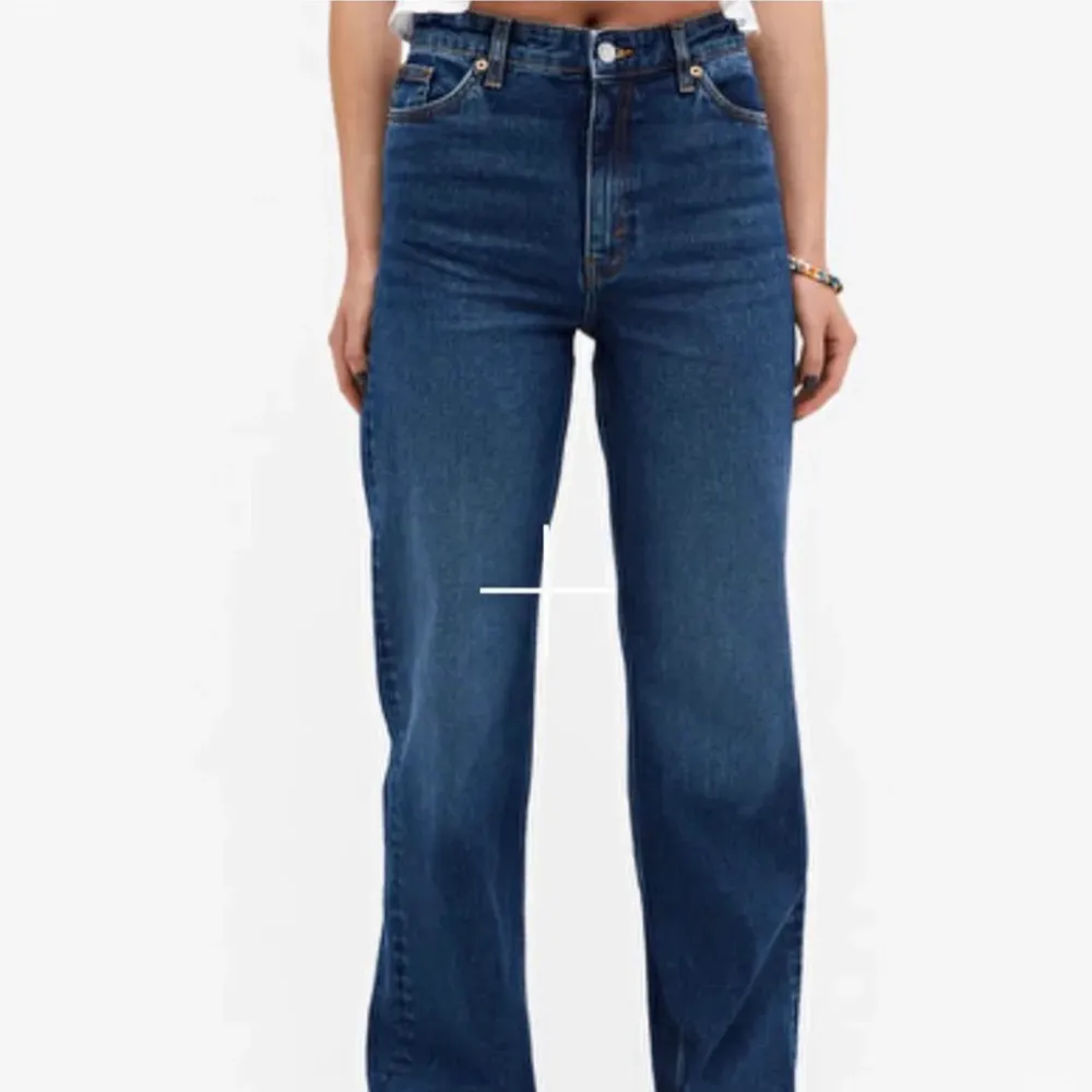 Straight/wide jeans från monki, alla tre är använda fåtal gånger. Säljer varje för 200kr, alla tre för 500!. Jeans & Byxor.