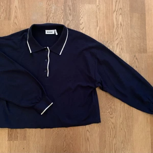 Weekday tröja  - Mörkblå tröja med krage från Weekday. Aldrig använd! Skicka meddelande för fler bilder
