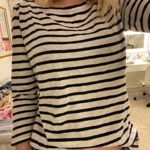 Marinblå vit randig långärmad tröja i storlek S, men passar xs- stor M beroende på hur man vill att den ska sitta💕💕 Fint skick!! Kan mötas upp i Stockholm om man vill slippa betala frakt❤️