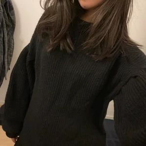  svart stickad tröja - Fin oversized stickad tröja som är så skön och har ballongärmar. Köptes på nakds hemsida för ett år sedan och är aldrig använd så i väldigt gott skick💕