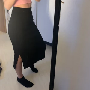 Lång kjol - Ribbad kjol med slits på sidan ifrån Lindex barnavdelning, i storlek 158/164. Jag är en xs/s vanligt, ganska stretchig skulle jag säga. Brukar vika upp den så den blir kortare🖤 I nyskick