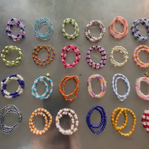 Pärlarmband i olika designer 🤩 gjorda av elastisk tråd 🙌🏼 storlek och design väljer man själv! 🧡 35kr styck, 12kr frakt 