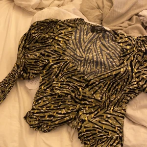 Asos trøje - ALDRIG BEUGT