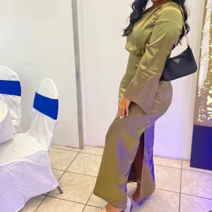 Olivgrön oneshoulder satin klänning - Stl 42, köpt från bubbelroom & använd EN gång. Iprincip helt ny. Jag är 172 cm lång & den satt perfekt.  Köpte för 1199& säljes för 600kr. 