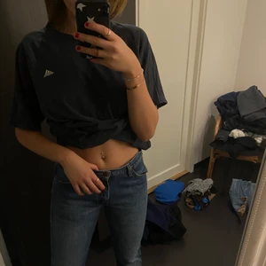 Vintage oversize adidas t-shirt - Köpt på secondhand, supersnygg och passar till nästan allt💕💕 Jag har vanligtvis S och den sitter oversize på mig