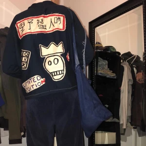 Cool sweatshirt - Cool sweatshirt med tryck. Marinblå, säljer pga att jag inte använder. 