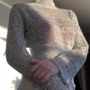 Färgglad tröja från Zara - Snygg cropad, stickad tröja från Zara. Knappt använd. 