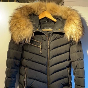 Hollies jacka storlek 38 - Super fin vinterjacka som är använd bara en vinter. Pm för fler bilder och frågor. 