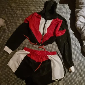 Set - Skit snyggt set i storlek medium, helt nytt. Passade inte mig så säljer vidare i hopp om att någon annan kan rocka settet😊