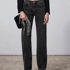 Zara jeans - Säljer dessa supersnygga midrise zara jeans som är slutsålda, då dom är lite förstora för mig, alltså är dom knappt använda. Köpta för 399 och säljer för 150 +frakt💕Dom har en liten defekt men som knappt syns därav priset, skriv för fler bilder! 