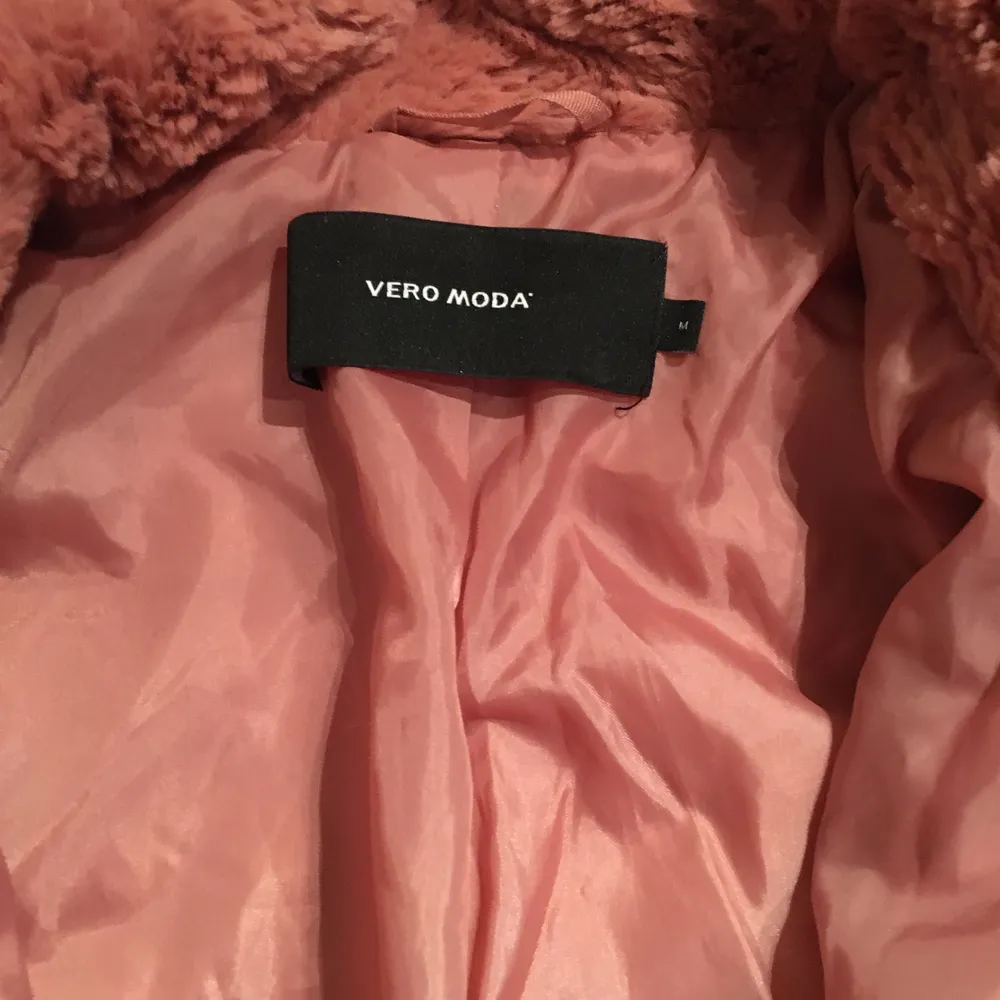 Ny rosa fin pälsjacka från Vero Moda!. Jackor.
