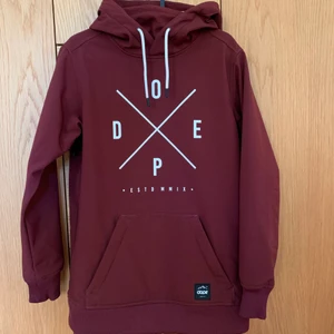 dope jacka - Säljer nu min fina jacka/hoodie från dope! Det är softshell material med fleece vaddering på insidan. Det är lätt att ha flera lager under jackan vilket kan vara bra vid kallare temperaturer. 🌟 Den är i mycket fint skick fast den har använts i ca 2 säsonger, den är också slutsåld i många storlekar ❤️ Skriv till mig för fler bilder eller om du har några frågor! 🙏🏼🙏🏼 ✨ jackan har även en ficka för liftkort och en ficka på framsidan där du kan ha din mobil tex 💕