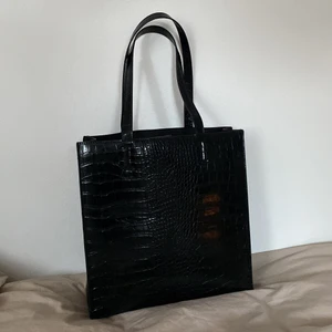 Väska - Lindex - Väska från Lindex. Använt fåtal gånger, mycket sparsamt så skicket är mycket fint! Rymmer mycket och perfekt för exempelvis dator!