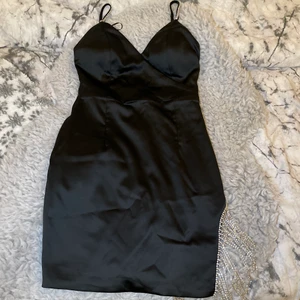 Festlig Klänning - Det här är en klännig åt de festliga hållet den är tajt och sitter så himla fint den är i storlek S och jag har använt den 1 gång