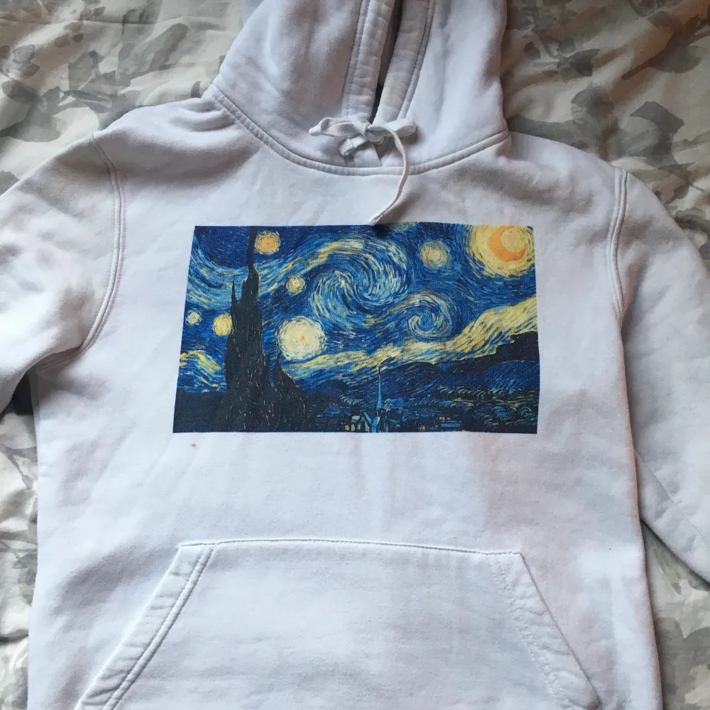 OBS hoodien har en liten fläck på sig, men om man pallar anstränga sig går den säkert att få bort :) Orginalpris: 599 kr. Hoodies.