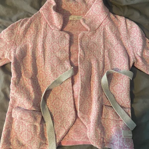 Odd Molly kofta - Supersöt kofta från Odd Molly, använd ett antal gånger men i bra skick!! Koftan är i storlek 2