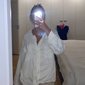 Skjorta  - Jättejätte snygg oversized skjorta av god kvalite och sparsamt använd. (Den är inte struken på bilden) Den är tjockare kvälite än det synd på bilden🤍 kan användas som overshirt. Den var sliten i ena sömmen men fixad, syns absolut inte på utsidan