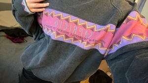 Vintage!! Capricio - As cool swearshirt köpt i en vintage shop i Malmö, från märket Capricio. Storlek XL men sitter bra på mig som har S. Cola detaljer runt ärmslut och nacken, samma tryck på ryggen som på framsidan. 250 kr inkl frakt!