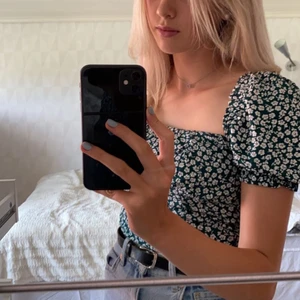 Blommig topp  - Garderobsrensning, så säljer denna superfina toppen ifrån HM. Väldigt sparsamt använd. Stl 36.