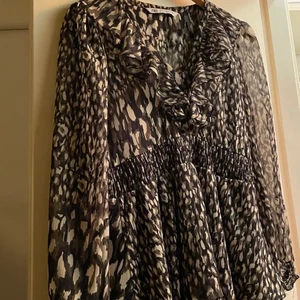 Zara klänning - super fin mönstrad mini klänning från zara i storlek M💕super fin och i gott skick, säljer då jag ej får andvändning av den💓lånade bilder men kan skicka egna också💖