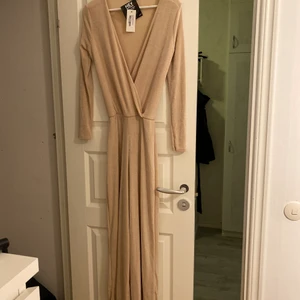 Byxdress  - Jättefin oanvänd byxdress från Nelly i färgen ”champagne”. Etiketter kvar! 
