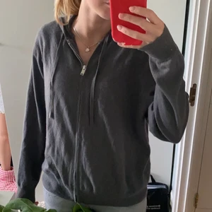 Kashmir zip up hoodie - Säljer denna zipuphoodien från hm i en kashmirblandning❤️ nypris är 900!! Den är i nyskick, ha det i åtanke med priset, köptes för drygt en vecka sen men har ej kvitto så går inte att lämna tillbaka