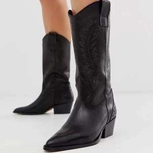 Säljer dessa SÅ fina cowboyboots i äkta läder från DEPP. Köpta för 1100kr. Säljer pga för små 🥺     Sänkt pris från 499 till 370