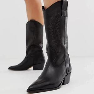 Cowboyboots i läder - Säljer dessa SÅ fina cowboyboots i äkta läder från DEPP. Köpta för 1100kr. Säljer pga för små 🥺     Sänkt pris från 499 till 370