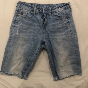 G-Star RAW Shorts Strl. 27 i midja - Egenklippta shorts av ett par vintage G-Starbyxor från sent 90-tal/tidigt 2000. Mycket bra skick, inga skador eller missfärgningar. Säljer på grund av att jag ej använder dem. 