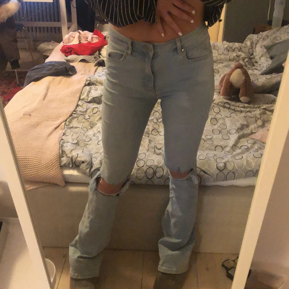 Fina ljusblå bootcut jeans från Gina! Så himla sköna och passar till allt! Köpte för 399 men säljer för 200❤️ De är i superbra skick. Jeans & Byxor.