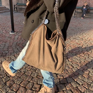 Stella McCartney🖤 - Säljer nu min bruna falabella väska med två kedjor!! Köpt på vestair för 4000 och inga difekter, knappt använd, har äkthetsbevis💘💘💘LÄGG BUD PRIVAT
