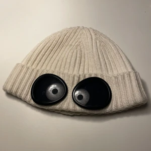 Vit CP Company mössa  - Hej, säljer denna CP Company mössa som är ytterst använd. 8-9/10. Jag har tags, påse samt kvitto kvar på den. Pris kan diskuteras vid snabb affär.                         Mvh Anton