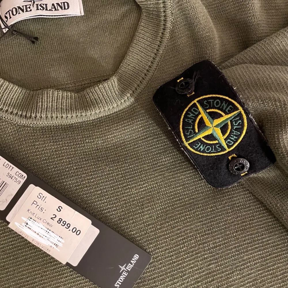grön Stone Island sweatshirt i storlek S (herr), aldrig använd så prislappen sitter kvar. pris går att diskuteras, nypris 2899:- . Tröjor & Koftor.