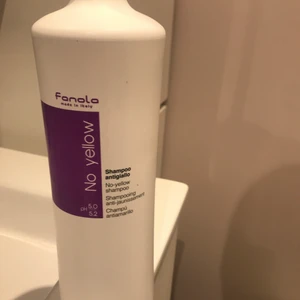 Fanola silvershampoo 1000ml - Fanola silverschampo 1L, säljes då jag blivit brunhårig och inte behöver schampoot. Kostar 191kr nypris på Lyko. Ca 90% kvar💕 Prutbart!