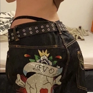 Alt bälte - Svart bälte med ”hål” i, sparsamt använt i utmärkt skick😍 köpt på bluefox i stockholm! 90kr+frakt