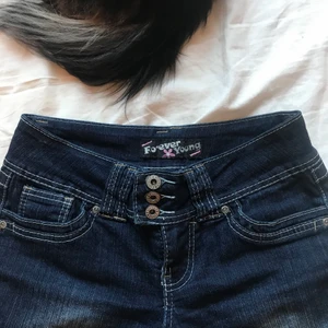 Lågmidjade straight leg jeans - Lågmidjade jeans från forever young, köpta på plick men var tyvärr för stora för mig :( Size 7, uppskattas xs-s! Raka i benen, skriv för fler bilder😊 Hämtas i slussen eller postas